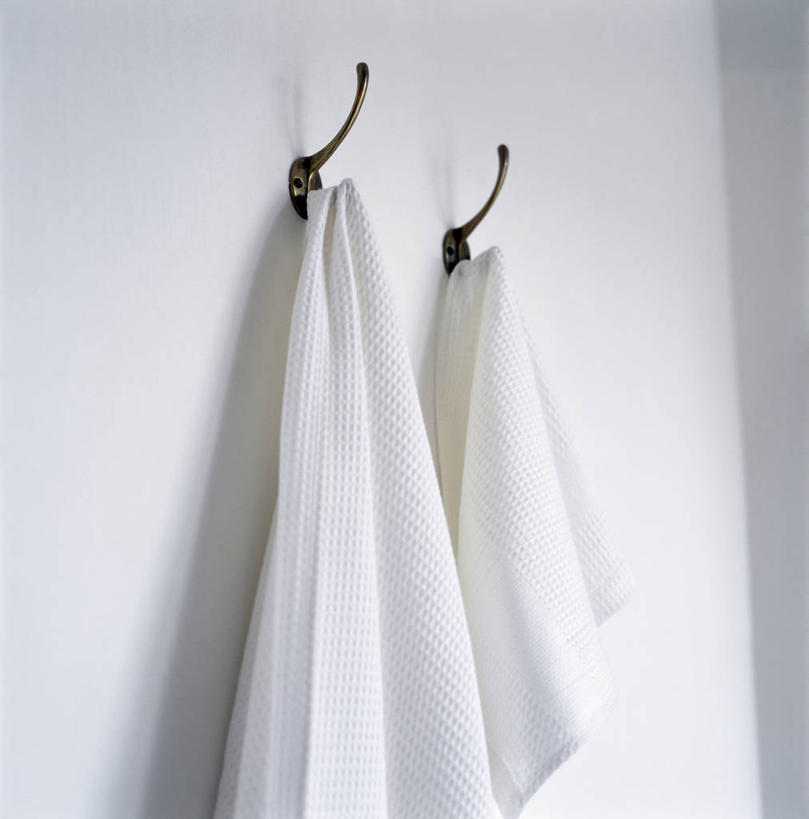 无人,竖图,室内,特写,白天,正面,静物,吊挂,悬挂,阴影,反射,纺织物,钩子,影子,墙,挂,墙壁,墙面,两个,白色,毛巾,清洁,保暖,吊钩,透气,防水,储水,耐磨,吸水,彩图