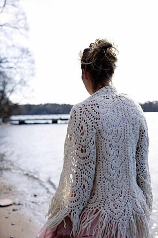 西方人,一个人,码头,站,竖图,室外,白天,湖,湖泊,水,植物,港口,欧洲,欧洲人,仅一个年轻女性,仅一个女性,仅一个人,阴影,光线,影子,湖面,水流,水面,树,树木,背面,蓝色,绿色,蓝天,天空,阳光,自然,湖水,天,站着,生长,晴朗,成长,万里无云,年轻女性,女人,女性,白种人,晴空,晴空万里,站立,半身,彩图,摆渡口,埠头,渡口,渡头,港湾,海港,货运码头,口岸,商港