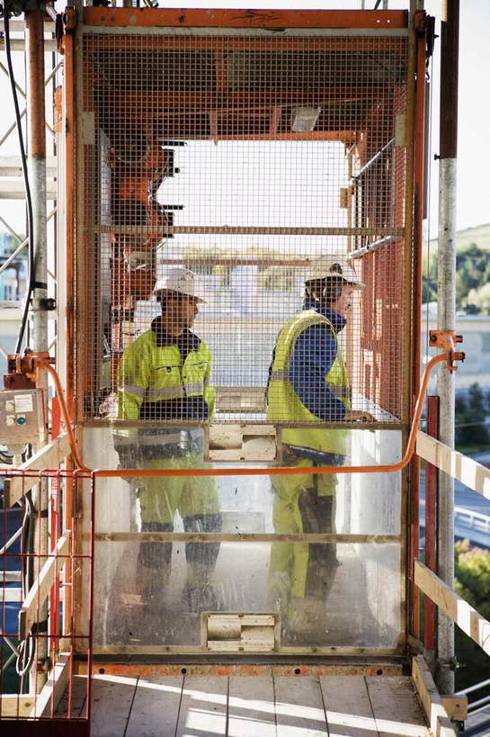西方人,两个人,同事,机修工,站,竖图,室外,白天,正面,工作服,制服,成功,合作,团队,集体,信心,电梯,欧洲,欧洲人,阴影,装饰,光线,影子,运输工具,注视,队伍,工人,蓝色,绿色,蓝天,天空,阳光,建筑工地,天,观察,看,站着,温暖,升降梯,晴朗,耳罩,观看,保暖,华丽,点缀,察看,领导,御寒,成就,关注,合伙,领袖,耳套,万里无云,一部,衬托,美观,雅致,雅观,地盘,建筑地盘,施工地盘,耳护,耳暖,工作制服,男人,男性,年轻男性,白种人,机械师,机修工人,晴空,晴空万里,站立,彩图,全身,工作套服,工地,升降设备