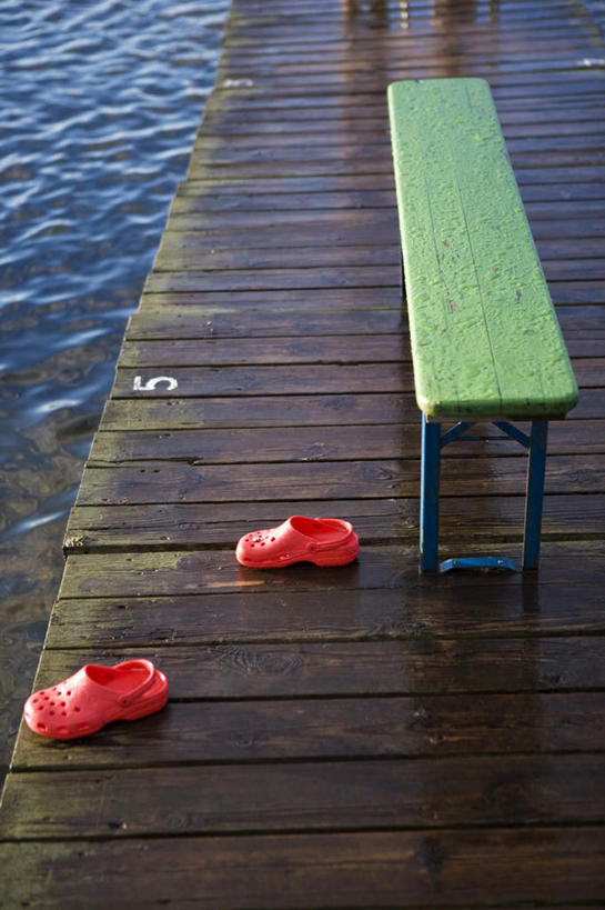 无人,码头,竖图,俯视,室外,白天,海浪,海洋,港口,椅子,瑞典,欧洲,一双,木椅,浪花,红色,海水,橡胶,斯堪的纳维亚,北欧,斯堪的纳维亚半岛,海景,橡胶制品,瑞典王国,花园鞋,洞洞鞋,大海,风浪,海,海水的波动,近岸浪,涌浪,彩图,高角度拍摄,摆渡口,埠头,渡口,渡头,港湾,海港,货运码头,口岸,商港