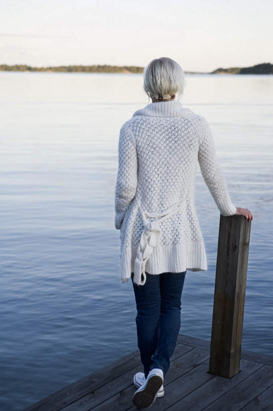 西方人,一个人,码头,站,竖图,室外,白天,湖,湖泊,水,港口,欧洲,欧洲人,仅一个年轻女性,仅一个女性,仅一个人,撑,朦胧,模糊,湖面,水流,水面,云,云朵,云彩,注视,背面,蓝色,白云,蓝天,天空,湖水,天,观察,看,站着,木桩,晴朗,观看,察看,撑着,关注,年轻女性,女人,女性,白种人,晴空,站立,彩图,全身,摆渡口,埠头,渡口,渡头,港湾,海港,货运码头,口岸,商港