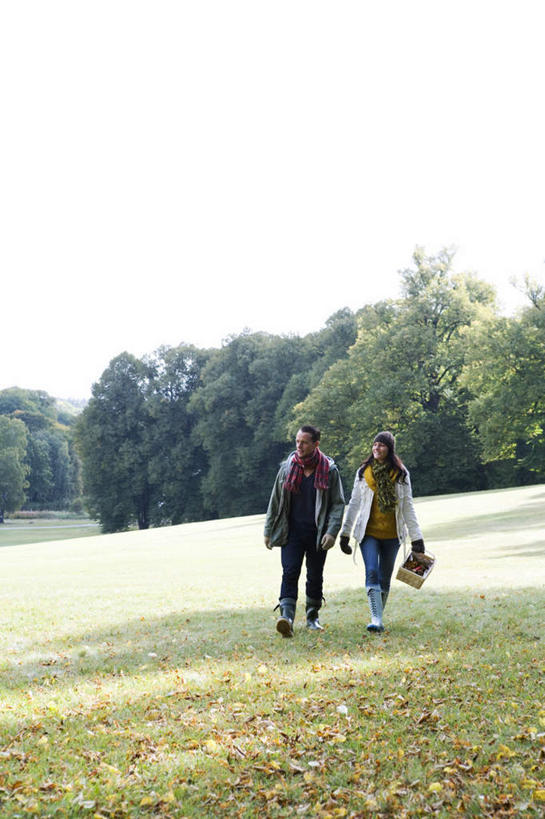 西方人,两个人,夫妻,走,竖图,室外,白天,正面,爱情,草地,草坪,树林,植物,叶子,欧洲,欧洲人,一堆,许多,堆叠,堆积,篮子,枯叶,落叶,浪漫,草,树,树木,蓝色,绿色,蓝天,天空,自然,天,恩爱,恋人,生长,晴朗,成长,堆,万里无云,食物篮,男人,男性,年轻男性,年轻女性,女人,女性,白种人,夫妇,情侣,叶,叶片,晴空,晴空万里,步行,散步,走路,彩图,全身,伴侣,野餐篮