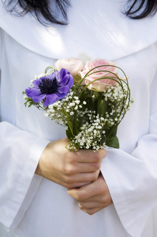 西方人,儿童,一个人,举,竖图,室内,特写,白天,正面,爱情,幸福,纯洁,热情,玫瑰,欧洲,欧洲人,仅一个女性,仅一个人,握,节日,盛开,玫瑰花,浪漫,拿,花蕾,拿着,文化,花,花瓣,花朵,鲜花,小孩,花苞,花蕊,祈祷,托,仅一个小孩,健康,温暖,温馨,恩爱,可爱,童年,童趣,握着,许愿,宗教,信仰,纪念,祈求,和睦,感动,童真,烂漫,无邪,尊敬,平安,天真,刺玫花,徘徊花,女孩,女人,女性,白种人,孩子,举起,举手,举着,向上举,向上伸,向上托,半身,彩图,融洽,女生