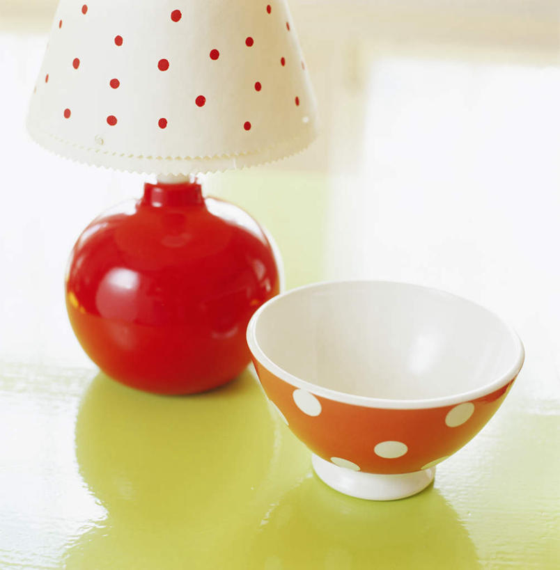 无人,竖图,俯视,室内,特写,白天,台灯,桌子,静物,餐具,照明,圆点,办公桌,灯光,灯,两个,红色,灯具,碗,照亮,照明设备,进餐用具,烹调用具,彩图,高角度拍摄