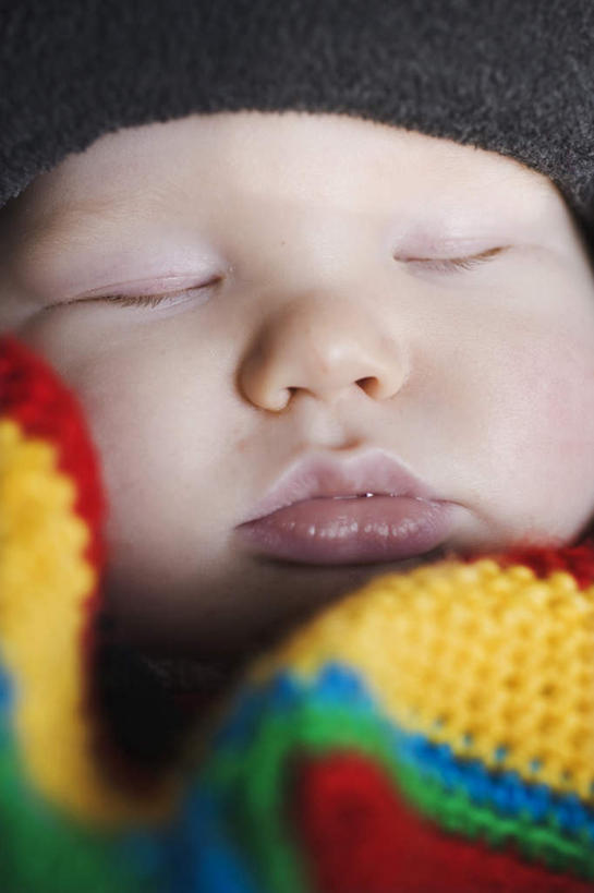 西方人,婴儿,儿童,一个人,闭眼,睡,竖图,室外,白天,正面,纯洁,帽子,欧洲,欧洲人,仅一个人,阴影,光线,影子,小孩,阳光,可爱,活泼,宝宝,纯真,烂漫,无邪,编织帽,伶俐,天真,白种人,孩子,闭眼睛,闭着眼,闭着眼睛,困,困觉,寝息,睡觉,半身,彩图