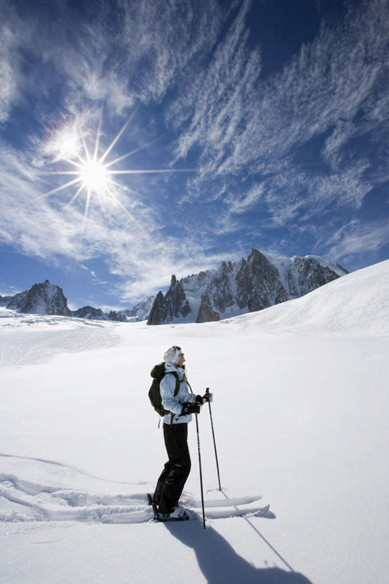 西方人,一个人,站,竖图,室外,白天,侧面,锻炼,运动,雪,大雪,欧洲,欧洲人,仅一个男性,仅一个人,阴影,光线,影子,积雪,雪景,冬季,冬天,拿,拿着,仅一个年轻男性,阳光,站着,寒冷,滑雪杖,严寒,体育,男人,男性,年轻男性,白种人,站立,彩图,全身,健身