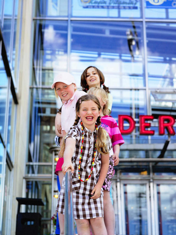 西方人,儿童,两个人,家庭,母亲,女儿,商店,站,竖图,室外,白天,正面,购物,纯洁,消费,窗户,超市,欧洲,欧洲人,英文,标志,文字,字符,字母,标识,玻璃窗,小孩,站着,温暖,温馨,母女,一家人,可爱,母爱,童年,童趣,金融,百货,英文字母,和睦,选购,贸易,童真,百货公司,烂漫,无邪,血拼,天真,年轻女性,女孩,女人,女性,白种人,孩子,年轻人,站立,半身,彩图,购物商场,购物中心,商业中心,融洽,女生