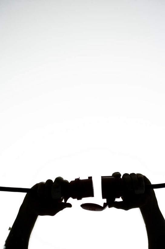 西方人,手,一个人,竖图,室内,白天,仰视,欧洲,欧洲人,仅一个男性,仅一个人,连接,握,组合,背光,拿,拿着,管道,仅一个年轻男性,手部,握着,链接,紧固,拼接,拼凑,逆光,活结,拼合,凑集,聚合,撮合,链结,牢固,男人,男性,年轻男性,白种人,半身,彩图,低角度拍摄