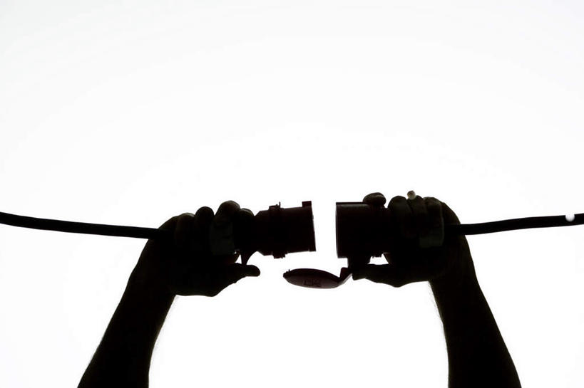 西方人,手,一个人,横图,室内,白天,仰视,欧洲,欧洲人,仅一个男性,仅一个人,连接,握,组合,背光,拿,拿着,管道,仅一个年轻男性,手部,握着,链接,紧固,拼接,拼凑,逆光,活结,拼合,凑集,聚合,撮合,链结,牢固,男人,男性,年轻男性,白种人,半身,彩图,低角度拍摄