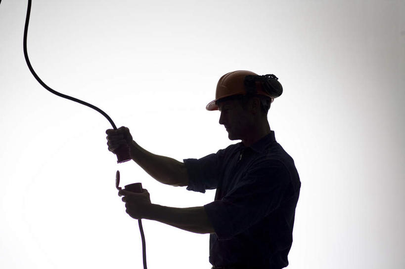 西方人,一个人,站,横图,室内,白天,白色背景,侧面,帽子,欧洲,欧洲人,仅一个男性,仅一个人,连接,握,组合,头盔,背光,拿,拿着,注视,管道,仅一个年轻男性,安全帽,低头,观察,看,站着,握着,摄影,影棚,观看,链接,察看,紧固,关注,拼接,拼凑,逆光,活结,拼合,凑集,聚合,撮合,链结,牢固,男人,男性,年轻男性,白种人,站立,半身,彩图,影棚拍摄,拍摄