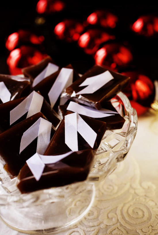 无人,竖图,俯视,室内,特写,白天,静物,餐具,圣诞节,节日,庆祝,碟子,盘,食品,糖,糖果,甜点,甜品,文化,食物,盘子,碟,甜食,巧克力,庆典,纪念,朱古力,硬糖,彩图,高角度拍摄