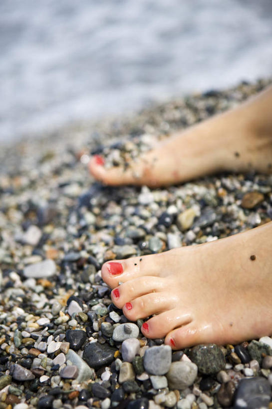 西方人,脚趾甲,一个人,坐,竖图,俯视,室外,白天,石头,欧洲,欧洲人,仅一个年轻女性,仅一个女性,仅一个人,一堆,许多,堆叠,堆积,石子,红色,赤脚,鹅卵石,堆,按摩石,年轻女性,女人,女性,白种人,石块,坐着,半身,彩图,高角度拍摄