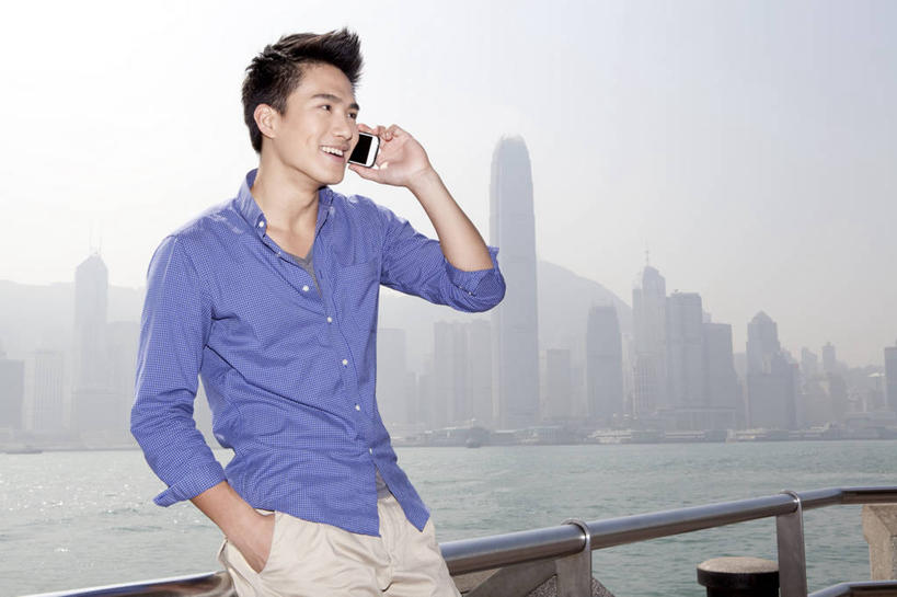 东方人,成年人,一个人,码头,笑,打电话,微笑,露齿笑,横图,室外,白天,留白,侧面,旅游,度假,时尚,快乐,幸福,信心,技术,海洋,天际线,港口,建筑,摩天大楼,手机,香港,中国,亚洲,仅一个男性,仅一个人,行人,游客,游人,联系,休闲装,现代,路人,旅客,维多利亚港,仅一个年轻男性,风景,天空,地标建筑,休闲,放松,个性,乐趣,摄影,生活方式,便利,酷,享乐,都市风光,手插袋,市区,智能手机,东亚,九龙,万里无云,繁荣,无线电技术,过客,无忧无虑,男人,男性,年轻男性,亚洲人,中国人,年轻人,休闲活动,插兜,手插兜,说话,半身,彩图,旅行,欢乐,摆渡口,埠头,渡口,渡头,港湾,海港,货运码头,口岸,商港,手抄兜