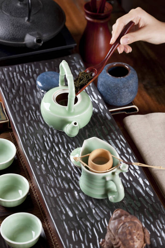 东方人,成年人,手,一个人,竖图,室内,特写,下午茶,茶,桌子,北京,中国,亚洲,仅一个年轻女性,仅一个女性,仅一个人,倒,准备,装饰,材料,瓷器,符号,壶,茶道,茶叶,食品,陶瓷制品,艺术品,饮品,古典,杯,茶盘,拿着,传统,饮食,食物,饮料,茶壶,容器,工艺品,茶馆,花茶,职业,服务,财富,摄影,根雕,中国茶,高雅,可口,清新,中国文化,古典风格,东亚,滤茶器,东亚文化,适口,年轻女性,女人,女性,亚洲人,中国人,年轻人,茶杯,彩图,传统文化,茶叶盒,青瓷,茶匙