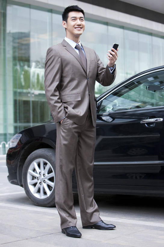东方人,成年人,一个人,商务人士,商务男性,站,微笑,竖图,室外,白天,衬衫,商务,快乐,通讯,幸福,智慧,信心,城市,汽车,手机,北京,中国,亚洲,仅一个男性,仅一个人,套装,正装,现代,仅一个年轻男性,职业,财富,摄影,经理,都市风光,商务装,工薪阶层,东亚,男人,男性,年轻男性,亚洲人,中国人,年轻人,白领,商人,上班族,彩图,衬衣,短发,首席执行官