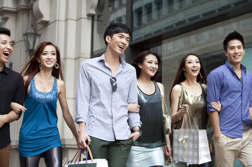 东方人,成年人,横图,室外,白天,正面,购物,旅游,度假,时尚,快乐,友谊,幸福,信心,消费,街道,香港,中国,亚洲,一排,行人,游客,游人,勾,挽,服装,整齐,并排,商品,购物袋,挎包,一对,休闲装,现代,顾客,路人,旅客,排列,衣服,休闲,放松,决定,乐趣,零售,勾着,摄影,服饰,生活方式,享乐,挑选,衣着,穿着,都市风光,队列,购买,华贵,选择,手插袋,市区,挽着,东亚,九龙,衣饰,过客,男人,男性,年轻男性,年轻女性,女人,女性,亚洲人,中国人,年轻人,休闲活动,步行,插兜,手插兜,手牵手,彩图,旅行,欢乐,手抄兜,挨着,购物狂