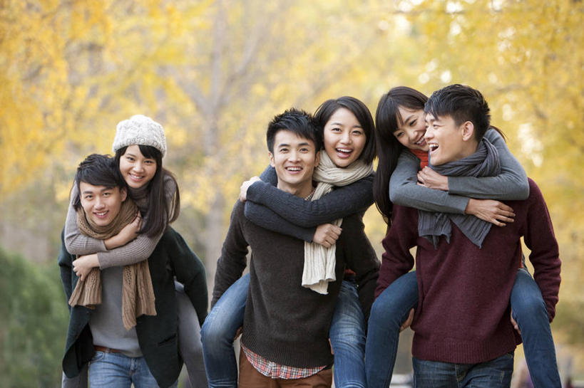 东方人,成年人,背,学生,公园,笑,微笑,露齿笑,横图,室外,白天,正面,毛衣,聚会,旅游,度假,快乐,友谊,幸福,美景,帽子,北京,中国,亚洲,景观,聚餐,一对,教育,浪漫,休闲装,娱乐,校园,树,自然,围巾,背着,亲昵,享受,休闲,景色,放松,活力,搭,摄影,生活方式,搭着,自然风光,户外活动,东亚,编织帽,背负,无忧无虑,男人,男性,年轻男性,年轻女性,女人,女性,亚洲人,中国人,年轻人,大学生,秋天,半身,彩图,爱,欢乐,大学,林区,挨着