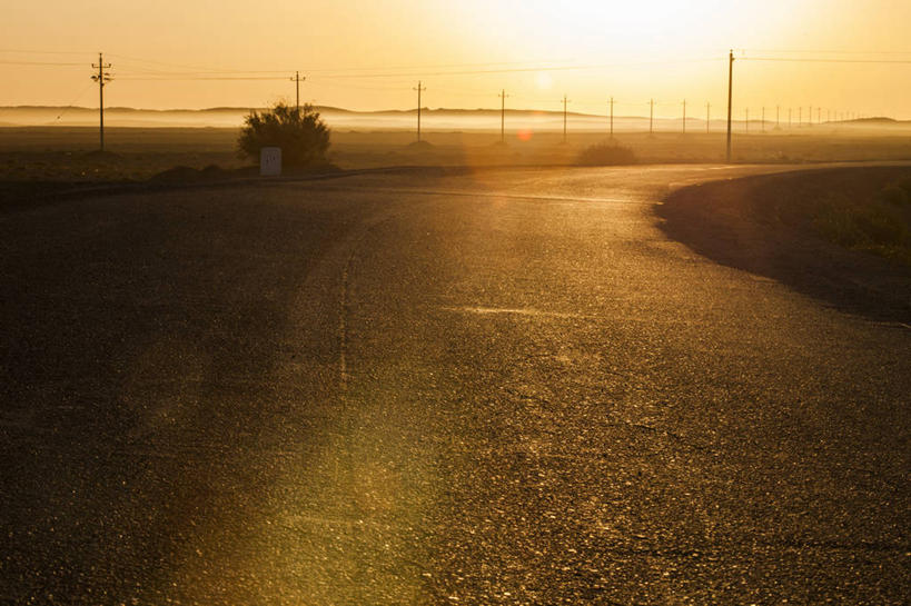 无人,横图,室外,白天,旅游,度假,探险,旅途,美景,日落,太阳,高速公路,路,日光,中国,亚洲,地平线,地形,景观,辽阔,地面,娱乐,风景,天空,自然,黄昏,享受,休闲,广阔,景色,放松,转,摄影,蜿蜒,双黄线,宁静,一望无际,自驾游,自然风光,延伸,东亚,地貌,内蒙古,天地相交,无边无际,一马平川,自然地理,冒险,荒地,彩图,旅行