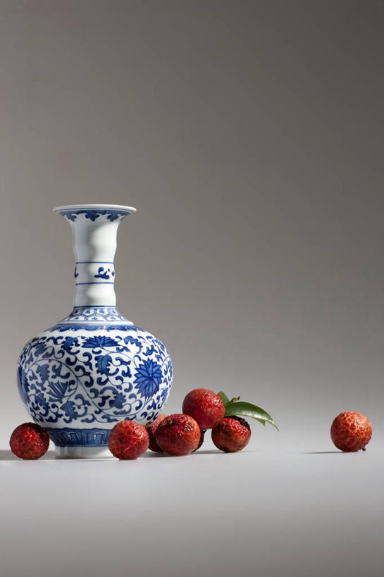 无人,竖图,彩色,留白,荔枝,静物,水果,中国,亚洲,灰色背景,材料,瓷器,食品,陶瓷制品,饮食,摄影,有机食品,影棚,青花瓷,五颜六色,宁静,色彩斑斓,清新,中国文化,摄影棚,五彩缤纷,东亚,健康食物,五彩斑斓,五光十色,彩图,影棚拍摄,拍摄,传统文化