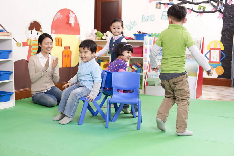 东方人,儿童,成年人,学生,教师,坐,笑,鼓掌,微笑,露齿笑,横图,室内,侧面,游戏,快乐,兴奋,友谊,幸福,纯洁,合作,团队,玩具,椅子,北京,中国,亚洲,五个人,毯子,教育,玩,休闲装,娱乐,刺激,小孩,瑜伽垫,垫子,职业,休闲,教室,体育课,同学,活力,可爱,乐趣,童年,童趣,摄影,生长,生活方式,活动,支撑,享乐,发泄,关爱,消遣,智力,瑜伽毯,童真,东亚,烂漫,无邪,发展,宣泄,无忧无虑,天真,信任,男孩,年轻女性,女孩,女人,女性,亚洲人,中国人,孩子,年轻人,玩耍,嬉戏,彩图,欢乐,男生,女生,挨着