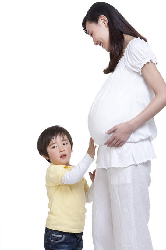 东方人,儿童,成年人,孕妇,腹部,一个人,家庭,母亲,儿子,笑,微笑,露齿笑,竖图,白色背景,正面,快乐,纯洁,亚洲,仅一个女性,瓷器,休闲装,小孩,温暖,温馨,母子,一家人,怀孕,可爱,童年,童趣,和睦,享乐,待产,童真,东亚,烂漫,无邪,北京市,妊娠,准妈妈,天真,年轻女性,女人,女性,亚洲人,中国人,孩子,年轻人,产妇,触摸,半身,彩图,影棚拍摄,融洽,好奇心