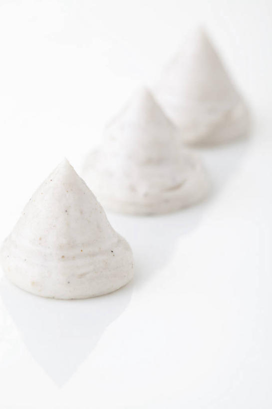 无人,竖图,特写,按摩,化妆,美容,静物,北京,中国,亚洲,一排,护肤,堆叠,形状,整齐,材料,瓷器,润肤露,排列,三个,白色,自然,保养,享受,休闲,健康,面膜,放松,SPA水疗,保健,温泉浴场,摄影,有机食品,混合,泥,简单,化妆用品,草本,队列,清新,华贵,东亚,养颜,替代疗法,美化,矿泉疗养地,彩图,影棚拍摄,水疗,SPA美容,成分