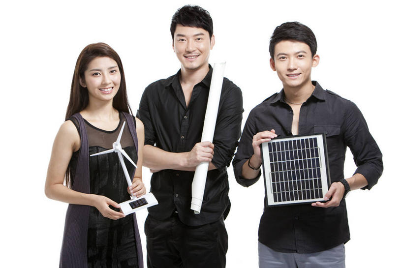 东方人,成年人,中年人,三个人,同事,商务人士,设计师,工程师,商务男性,商务女性,笑,微笑,露齿笑,横图,留白,白色背景,正面,衬衫,商务,快乐,满意,幸福,骄傲,成功,合作,团队,集体,信心,太阳能,风车,北京,中国,亚洲,准备,套装,并排,风力,拿着,休闲装,队伍,职业,独立,个性,摄影,影棚,能源,创造力,领导,成就,摄影棚,决心,努力,肖像,商务装,合伙,领袖,蓝图,工薪阶层,渴望,创新,东亚,替代能源,计划书,环境保护,策略,责任,技能,团结,男人,男性,年轻男性,年轻女性,女人,女性,中年男性,亚洲人,中国人,年轻人,白领,上班族,设计,彩图,影棚拍摄,衬衣,欢乐,拍摄,办公室职员,工业设计师,产品设计