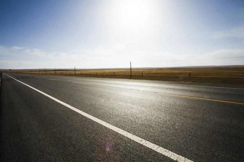 无人,横图,室外,白天,消失点,旅游,度假,旅途,美景,高速公路,路,日光,中国,亚洲,地平线,地形,景观,田地,交通,方向,娱乐,蓝色,风景,天空,自然,享受,休闲,景色,放松,运输,摄影,双黄线,宁静,自驾游,自然风光,东亚,地貌,青海省,万里无云,自然地理,彩图,旅行,青藏公路