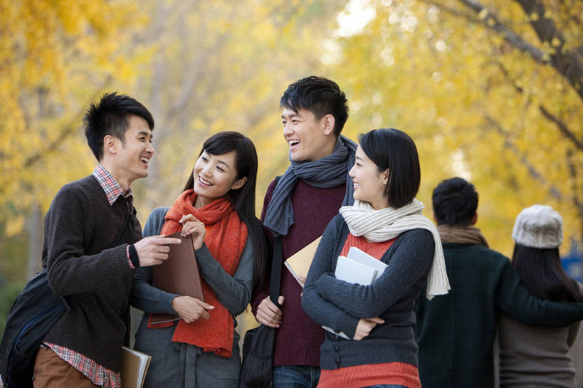 东方人,成年人,学生,公园,笑,微笑,露齿笑,横图,室外,白天,正面,毛衣,聚会,旅游,度假,快乐,友谊,幸福,美景,帽子,北京,中国,亚洲,景观,聚餐,教育,休闲装,娱乐,校园,树,自然,教科书,围巾,享受,休闲,景色,放松,活力,搭,摄影,生活方式,搭着,自然风光,户外活动,东亚,编织帽,无忧无虑,男人,男性,年轻男性,年轻女性,女人,女性,亚洲人,中国人,年轻人,大学生,书,秋天,说话,半身,彩图,欢乐,大学,林区,挨着