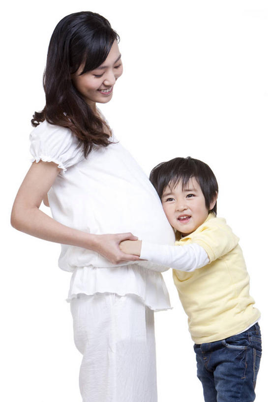 东方人,儿童,成年人,孕妇,腹部,一个人,家庭,母亲,儿子,笑,微笑,露齿笑,竖图,白色背景,正面,快乐,纯洁,亚洲,仅一个年轻女性,仅一个女性,仅一个人,瓷器,听,休闲装,刺激,小孩,温暖,温馨,母子,一家人,怀孕,活力,可爱,童年,童趣,生活方式,和睦,享乐,待产,童真,东亚,烂漫,无邪,北京市,妊娠,准妈妈,开端,天真,年轻女性,女人,女性,亚洲人,中国人,孩子,年轻人,产妇,手牵手,半身,彩图,影棚拍摄,融洽,好奇心