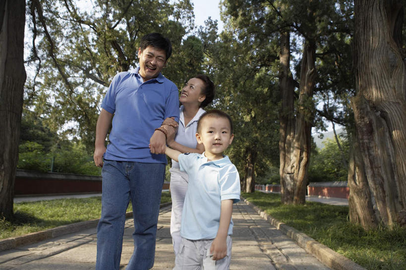 中年人,三个人,家庭,丈夫,妻子,女儿,儿子,公园,微笑,横图,留白,正面,仰视,通讯,幸福,北京,中国,亚洲,裤子,T恤,牛仔裤,草,绿色 ...