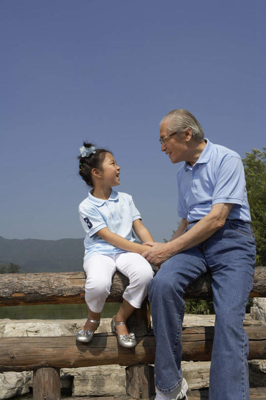 老年人,两个人,家庭,祖父,公园,坐,微笑,竖图,留白,侧面,仰视,幸福,北京,中国,亚洲,裤子,眼镜,T恤,牛仔裤,绿色,自然,夏天,童年,生长,愉悦,关爱,无忧无虑,老年男性,男人,男性,女孩,中国人,彩图,低角度拍摄,爱,欢乐