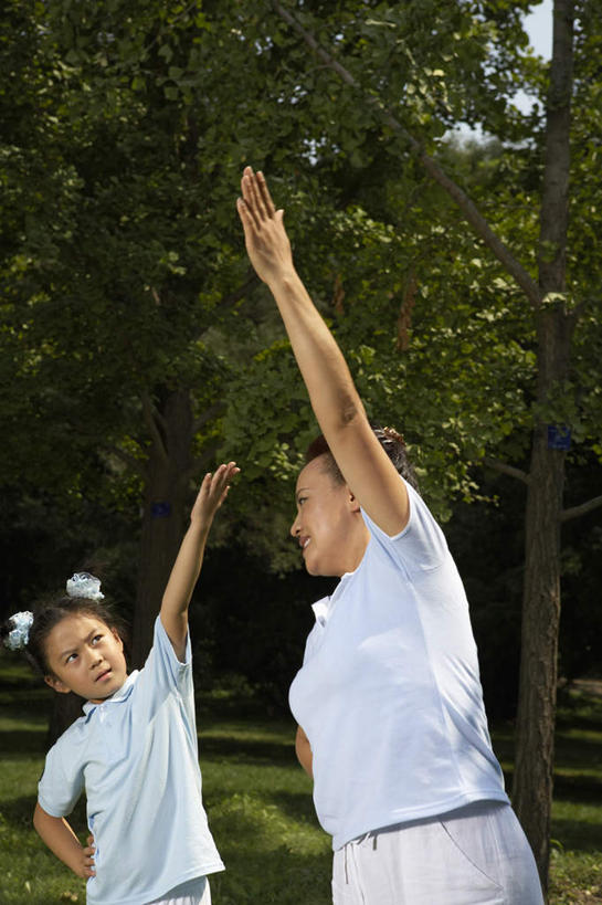 中年人,两个人,家庭,女儿,儿子,公园,站,微笑,竖图,俯视,侧面,幸福,运动,北京,中国,亚洲,伸展,弯腰,裤子,T恤,草,绿色,自然,夏天,童年,生长,知识,练习,田径运动,女孩,中年女性,中国人,彩图,高角度拍摄,爱,欢乐