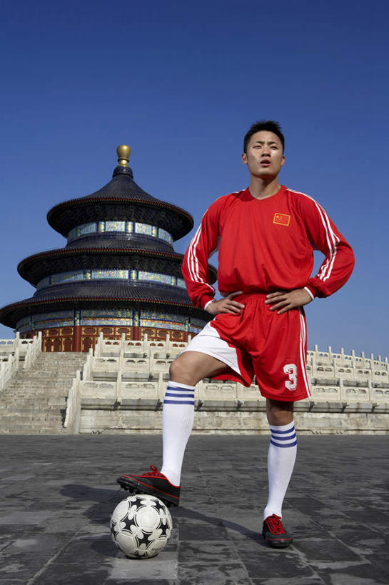 一个人,天坛,站,竖图,留白,正面,仰视,锻炼,快乐,热情,比赛,运动,竞争,北京,中国,亚洲,准备,娱乐,夏天,休闲,奥林匹克,奥运,力量,摄影,体育运动,中国文化,努力,挑战,队服,体育,足球运动,年轻男性,中国人,年轻人,彩图,低角度拍摄,健身,奥运会,奥林匹克运动,精力