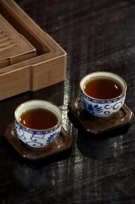 无人,家庭,竖图,俯视,室内,桌子,亚洲,喝,瓷器,房屋,公寓,茶道,茶叶,传统,饮食,两个,茶馆,温暖,温馨,一家人,宁静,和睦,高雅,中国文化,华贵,典礼,东亚,热饮,东亚文化,乌龙茶,北京市,颜料盘,茶杯,彩图,高角度拍摄,餐馆,融洽,传统文化