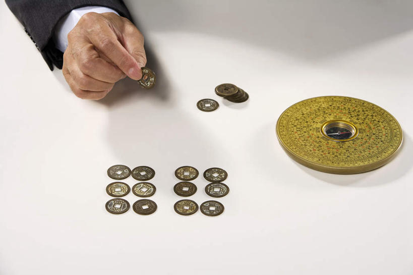 老年人,一个人,商务人士,坐,横图,室内,正面,仰视,商务,成功,北京,中国,亚洲,手势,财富,摄影,罗盘,中国文化,老年男性,男人,男性,中国人,半身,彩图,低角度拍摄,影棚拍摄,打手势