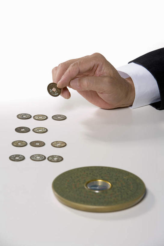 老年人,一个人,商务人士,坐,竖图,室内,正面,仰视,商务,成功,北京,中国,亚洲,手势,财富,摄影,罗盘,中国文化,老年男性,男人,男性,中国人,半身,彩图,低角度拍摄,影棚拍摄,打手势