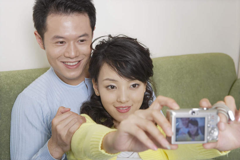 两个人,家庭,丈夫,妻子,坐,微笑,横图,室内,仰视,幸福,相机,北京,中国,亚洲,喝,墙,T恤,牛仔裤,现代,闻,饮食,休闲,温暖,温馨,一家人,搭,摄影,和睦,起居室,搭着,异性恋,年轻男性,年轻女性,中国人,年轻人,彩图,低角度拍摄,融洽