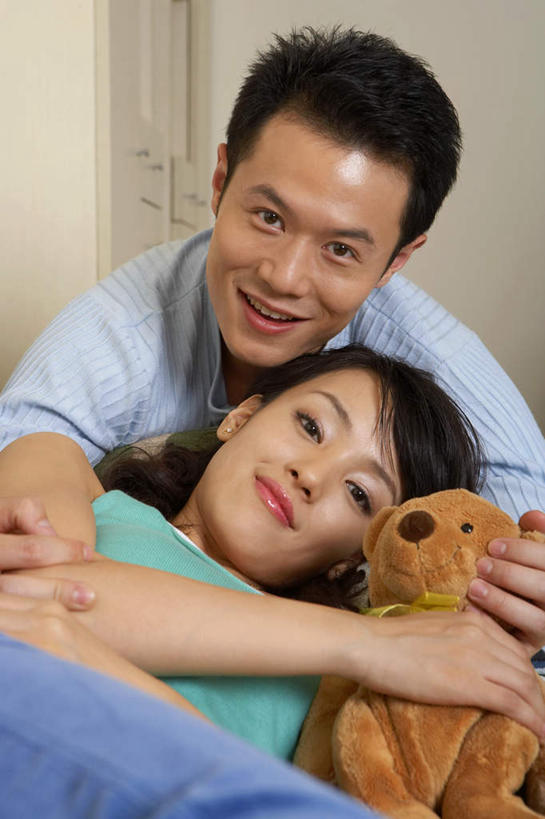 两个人,家庭,丈夫,妻子,躺,微笑,竖图,室内,仰视,幸福,北京,中国,亚洲,喝,墙,泰迪熊,T恤,现代,闻,饮食,休闲,温暖,温馨,一家人,搭,摄影,和睦,起居室,搭着,异性恋,年轻男性,年轻女性,中国人,年轻人,彩图,低角度拍摄,融洽