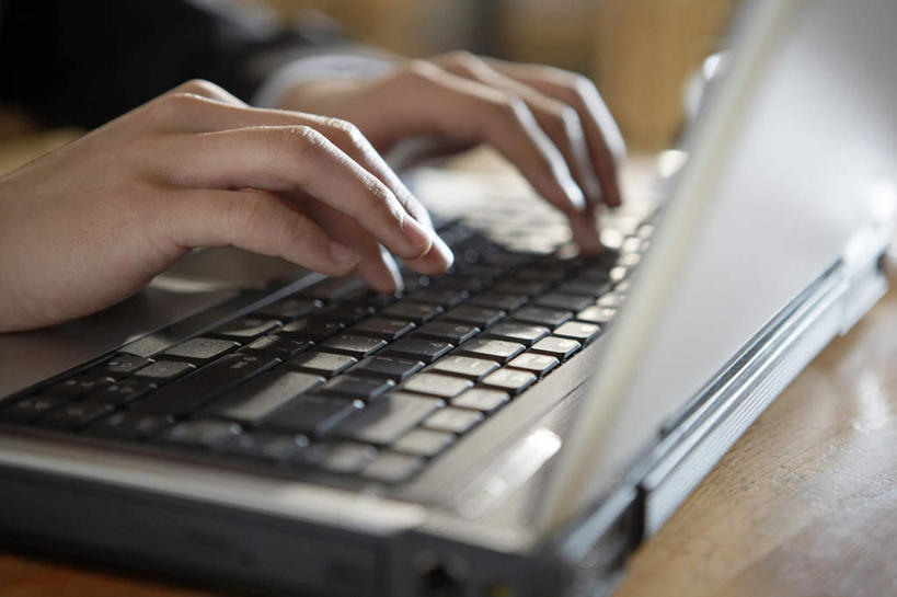 成年人,手,一个人,商务人士,学生,商务男性,书店,坐,横图,室内,特写,白天,侧面,衬衫,商务,通讯,笔记本电脑,技术,桌子,北京,中国,亚洲,敲打,套装,朦胧,模糊,工作,电子邮件,联系,输入,书桌,打字,职业,手指,安静,摄影,点击,敲击,部分,专心,咖啡店,商务装,网上冲浪,工薪阶层,东亚,无线电技术,按键,计算机,年轻男性,中国人,年轻人,白领,上班族,彩图,衬衣,咖啡馆,独处