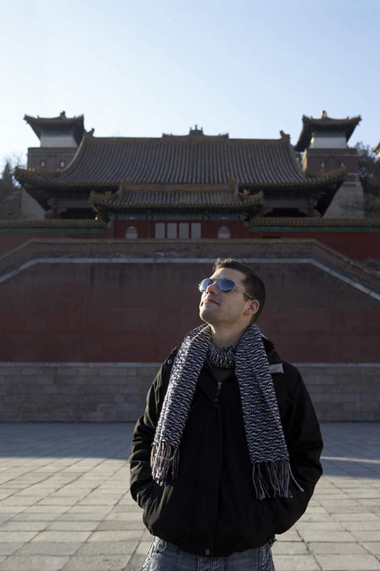 成年人,太阳穴,一个人,学生,颐和园,故宫,竖图,室外,白天,正面,旅游,快乐,幸福,城市,建筑,北京,亚洲,仅一个男性,仅一个人,行人,游客,游人,反射,瓷器,首都,休闲装,历史,路人,旅客,仅一个年轻男性,风景,太阳镜,围巾,地标建筑,向上看,休闲,摄影,生活方式,享乐,宗教建筑,中国文化,手插袋,东亚,古代文明,过客,无忧无虑,男人,男性,年轻男性,年轻人,休闲活动,插兜,手插兜,半身,彩图,旅行,欢乐,手抄兜,传统文化,白色人种