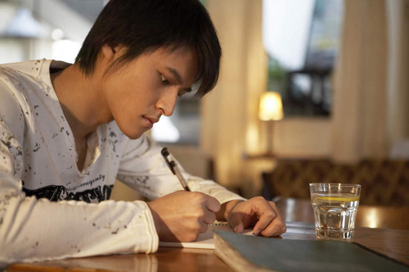 东方人,一个人,学生,坐,横图,室内,白天,侧面,笔记本电脑,水,窗户,桌子,北京,亚洲,仅一个男性,仅一个人,写,工作,瓷器,拿着,注视,休闲装,练习本,书桌,饮食,水笔,灯,仅一个年轻男性,观察,看,放松,摄影,观看,察看,专心,关注,咖啡店,东亚,男人,男性,年轻男性,亚洲人,中国人,年轻人,大学生,半身,彩图,餐馆,咖啡馆