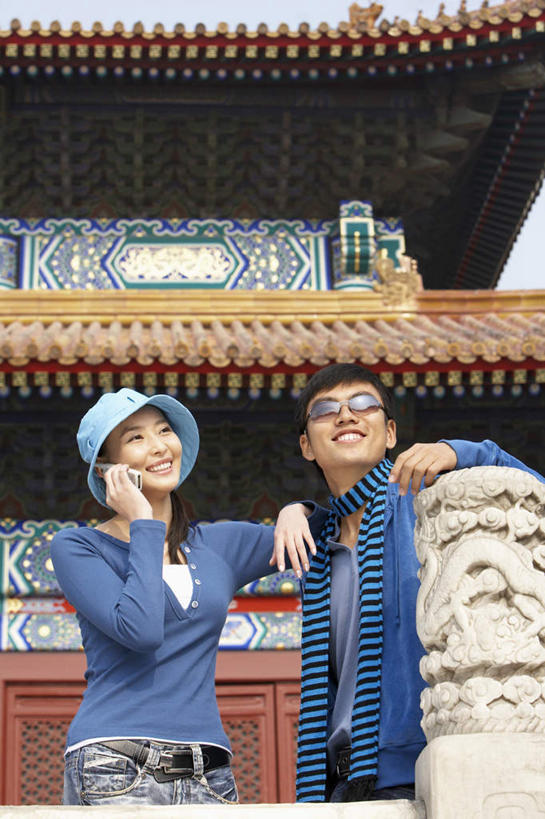 两个人,故宫,站,打电话,微笑,竖图,室外,留白,正面,仰视,旅游,度假,快乐,兴奋,建筑,帽子,手机,北京,中国,浪漫,T恤,牛仔裤,太庙,太阳镜,围巾,休闲,放松,摄影,便利,享乐,东亚,队服,年轻男性,年轻女性,中国人,年轻人,彩图,低角度拍摄,爱,伴侣