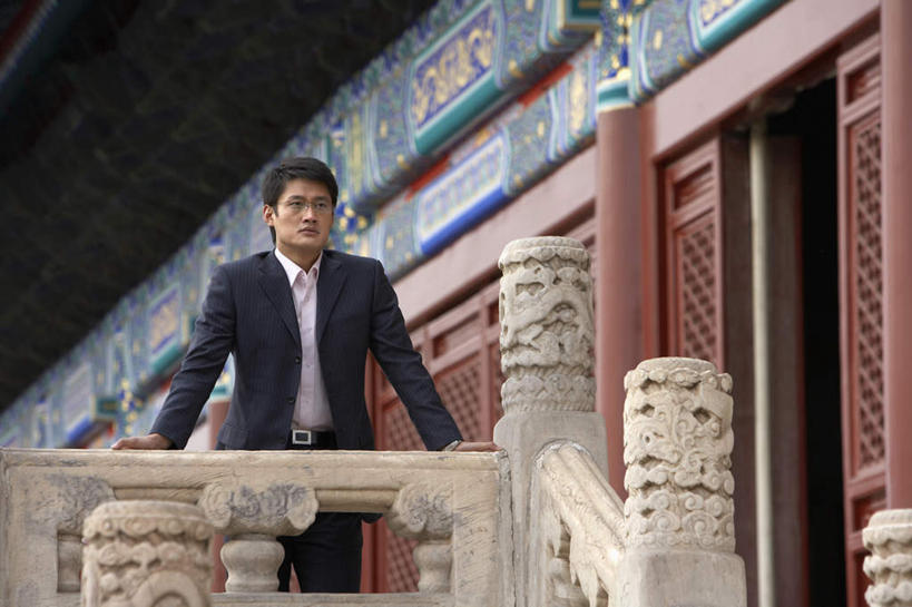 一个人,商务人士,商务男性,站,横图,正面,仰视,衬衫,北京,中国,套装,眼镜,太庙,安静,摄影,商务装,工薪阶层,东亚,年轻男性,中国人,年轻人,白领,上班族,彩图,低角度拍摄,衬衣
