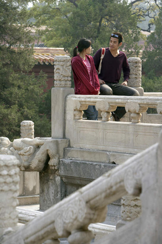 两个人,公园,故宫,站,坐,微笑,竖图,室外,侧面,仰视,旅游,度假,讨论,快乐,兴奋,建筑,北京,中国,浪漫,T恤,太庙,太阳镜,休闲,放松,摄影,享乐,东亚,背包客,队服,年轻男性,年轻女性,中国人,年轻人,彩图,低角度拍摄,爱,伴侣