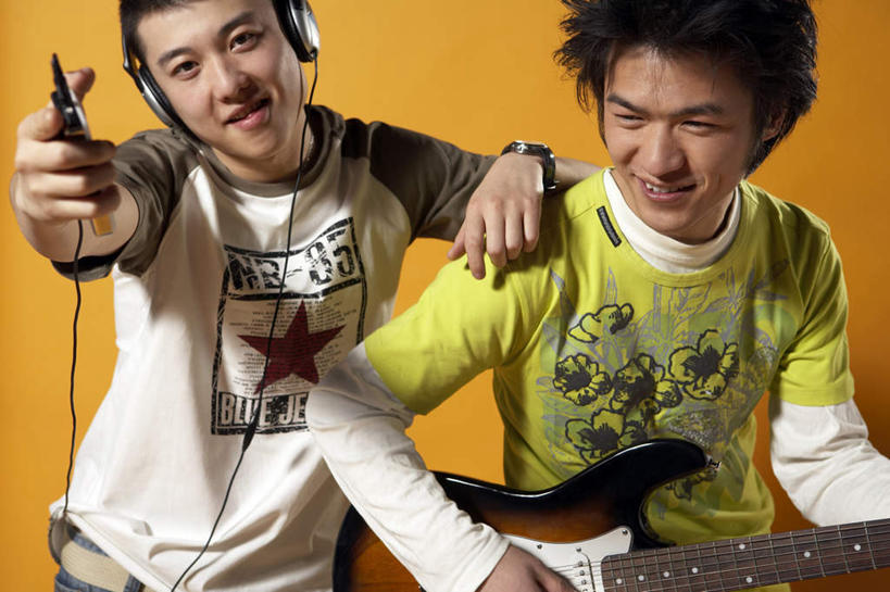 东方人,成年人,两个人,笑,微笑,露齿笑,横图,竖图,正面,陶醉,夜生活,快乐,满意,友谊,亚洲,连接,黄色背景,并排,瓷器,电吉他,吉他,音乐,弹奏,音乐播放器,休闲装,黄色,耳机,耳麦,随身听,社区,靠,靠着,手势,享受,休闲,放松,活力,搭,酷,享乐,愉悦,搭着,吉他手,MP3播放器,东亚,北京市,技能,无忧无虑,男人,男性,年轻男性,亚洲人,中国人,年轻人,休闲活动,半身,彩图,影棚拍摄,欢乐,播放器,打手势,沉醉,挨着