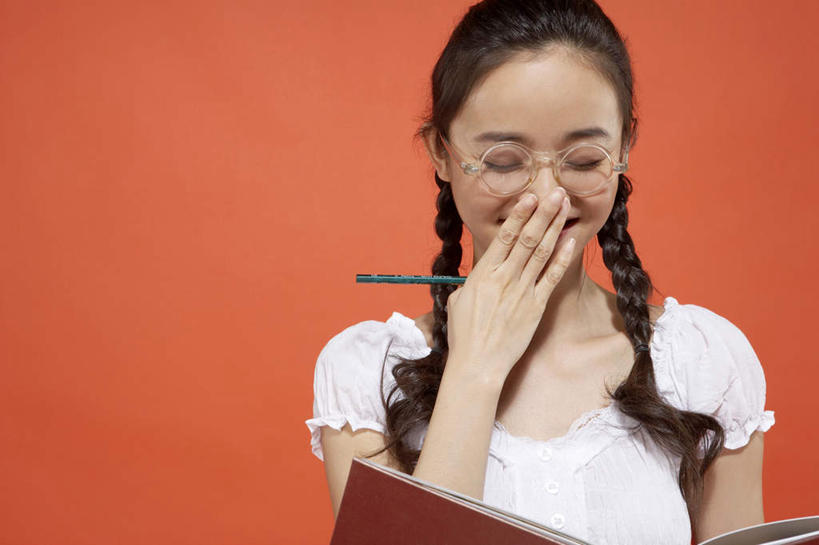 东方人,成年人,脸,头,脸颊,一个人,站,笑,微笑,横图,留白,正面,快乐,满意,兴奋,纯洁,成功,亚洲,学习,瓷器,眼镜,拿着,练习本,刺激,肩膀,休闲,独立,放松,决定,可爱,探索,童年,童趣,想,遮,遮掩,生长,麻花辫,灵感,保护,惊奇,专心,掩盖,酷,享乐,遮挡,运送,梦想,童真,东亚,烂漫,无邪,遮盖,北京市,掩饰,解决,天真,年轻女性,女人,女性,亚洲人,中国人,年轻人,头部,脸部,脸蛋,面部,书,休闲活动,闭着眼睛,彩图,影棚拍摄,欢乐,捂住,白日梦