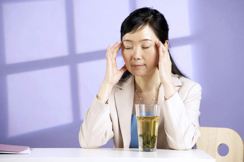 老年人,一个人,坐,横图,俯视,留白,正面,按摩,窗户,项链,椅子,玻璃,北京,中国,亚洲,小贩,绿茶,T恤,轮胎,休息,放松,压力,摄影,高雅,享乐,努力,无忧无虑,老年女性,中国人,触摸,半身,彩图,高角度拍摄,办公室职员