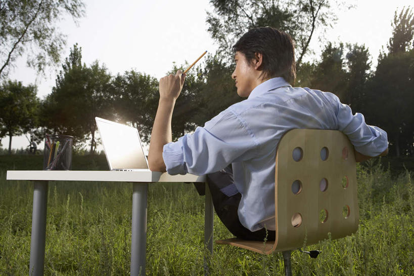 冲浪,一个人,坐,横图,仰视,笔记本电脑,森林,北京,中国,亚洲,郊区,书桌,背面,绿色,春天,看,摄影,专心,年轻男性,彩图,低角度拍摄,白色人种