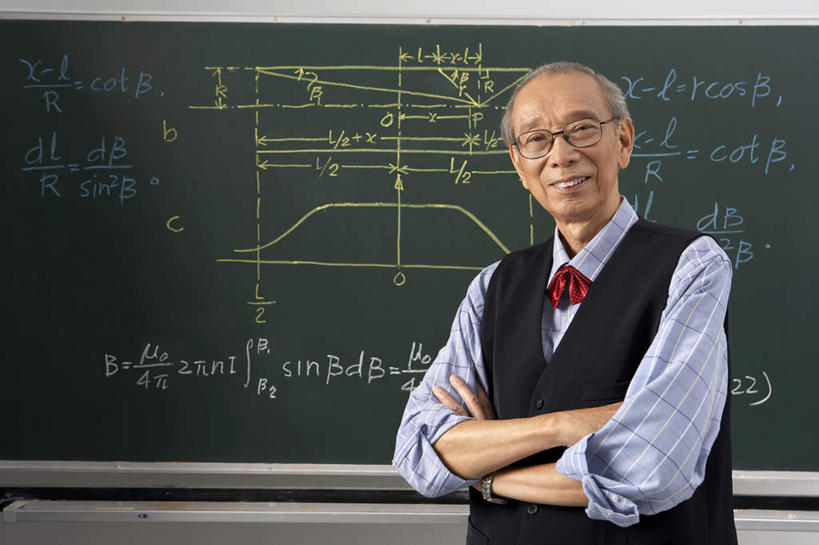 老年人,脸,头,脸颊,一个人,教师,科学家,站,双手交叉,微笑,横图,室内,正面,侧面,仰视,笔记本电脑,窗户,椅子,北京,中国,亚洲,学习,分析,化学,领结,眼镜,实验室,教育,领巾,书桌,校园,肩膀,黑板,看,手势,教室,家庭作业,表,摄影,汗衫,生长,马甲,双手抱胸,知识,愉悦,数学,搜寻,化学家,物理学家,计算机,老年男性,男人,男性,中国人,头部,脸部,脸蛋,面部,讲师,半身,低角度拍摄,打手势